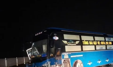 Xe khách tông ô tô con trên cao tốc Hàm Nghi - Vũng Áng