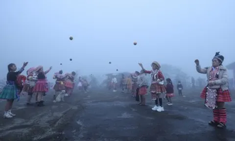 Hình ảnh hội xuân của người Mông ẩn hiện giữa tầng mây