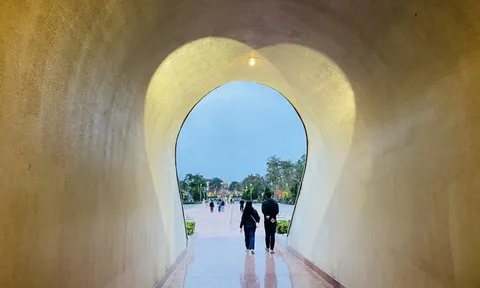 'Du lịch ký ức' đầu xuân: Người dân tìm về Thành cổ Quảng Trị đông cả ngày lẫn đêm