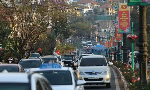 Mùng 4 Tết, Đà Lạt đông đúc, khách sạn treo bảng 'hết phòng' khắp trung tâm