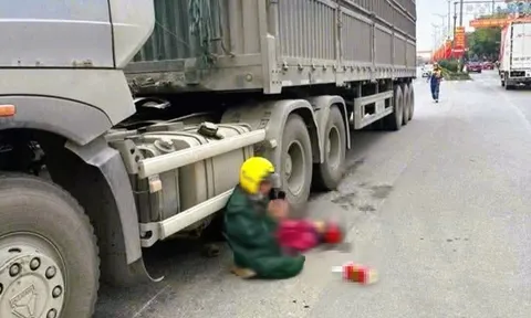 Chồng quỳ gối chắp tay bên thi thể vợ bị xe đầu kéo cán tử vong