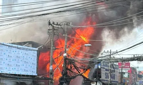 Lãnh đạo phường thông tin vụ cháy đồ gỗ Toàn Cầu ở đường Đỗ Xuân Hợp