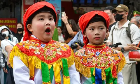 ‘Con đĩ đánh bồng’ gây sốt hội làng Triều Khúc