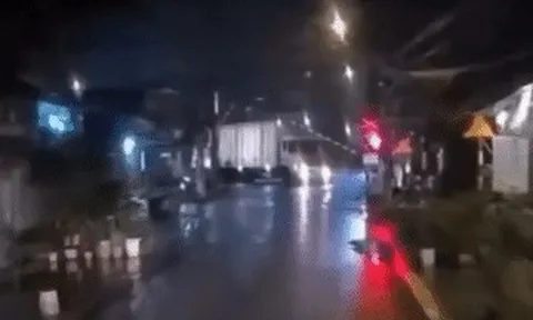 Va chạm với tàu hỏa ở Hà Nội, ô tô tải bị ‘vò nát’, văng xa cả trăm mét