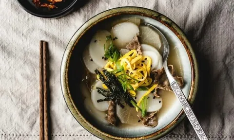 Vì sao năm mới ở Hàn Quốc chỉ được tính sau bát canh bánh gạo?