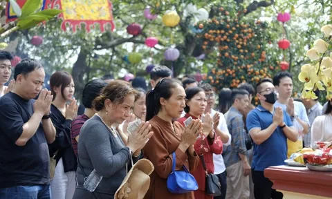 Phủ Tây Hồ đông đặc người trước rằm tháng giêng