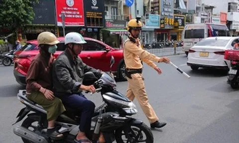 Cố tình 'tranh đường' với tàu hỏa, nhiều người bị CSGT TPHCM phạt nặng