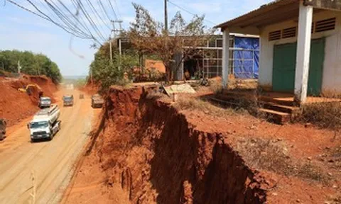 Di dời hàng loạt căn nhà nằm chênh vênh trên vách đất tại dự án đường ở Đồng Nai