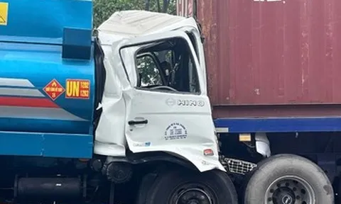 Xe bồn tông đuôi xe container dừng đèn đỏ ở cửa ngõ TPHCM, tài xế kẹt trong cabin