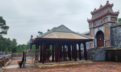 Bắt đầu tháo dỡ ngôi nhà gỗ trước lăng mộ Hoàng thái hậu Từ Dụ