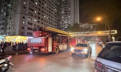 Cháy căn hộ tầng cao ở chung cư HH Linh Đàm: Khói đen cuồn cuộn, 1 người ngạt khói phải nhập viện