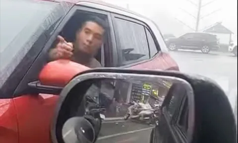 Ô tô 22A-240.09 đi ngược chiều, tài xế không nhường đường còn thách thức 'đỗ cả ngày'