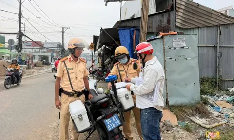 CSGT xử phạt nhà thầu thi công đường gây cản trở giao thông