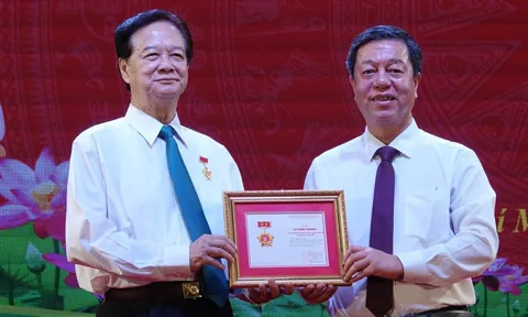 Nguyên Thủ tướng Nguyễn Tấn Dũng ra mắt sách