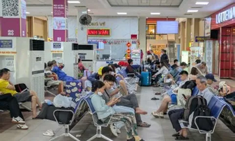 Sự cố sà lan tông cầu Ghềnh: Hàng nghìn hành khách đường sắt tất tả ngược xuôi