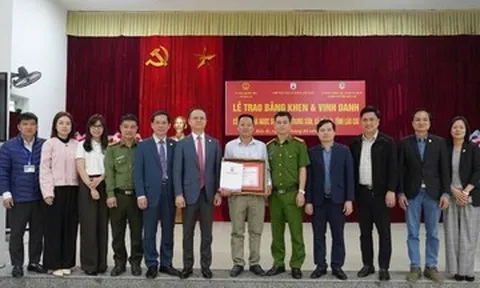 Trao bằng khen cho người cứu 6 nạn nhân trong vụ chìm tàu ở hồ Thác Bà