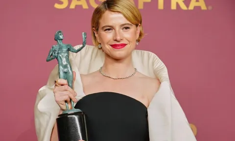 Jessie Buckley: Ngôi sao 'càn quét' mùa giải thưởng và thời trang thảm đỏ