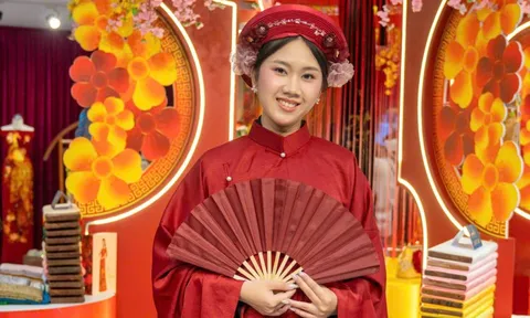 Đến phố đi bộ Nguyễn Huệ mặc thử cả trăm bộ áo dài, Việt phục miễn phí tại Lễ hội Áo dài TP.HCM