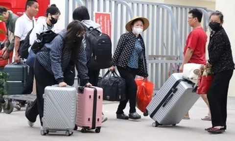 Cảnh hàng trăm hành khách vật vã trung chuyển giữa hai đầu ga Dĩ An - Biên Hòa