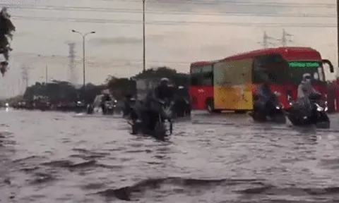 Mưa trái mùa 'nhấn chìm' cửa ngõ TPHCM, người dân bì bõm vượt nước đen về nhà