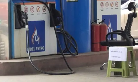 Cây xăng ở Hà Nội treo biển hết xăng, người dân năn nỉ 'bán cho mấy chục thôi'