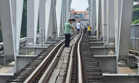 Vụ sà lan va cầu Ghềnh: Phải thay mới nhịp giữa nhưng sửa tạm để tàu chạy