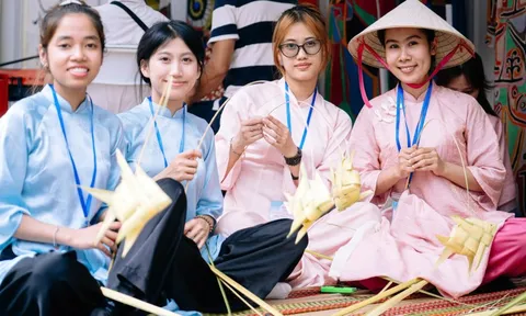 Học thắt lá dừa, làm hoa vải tsumami miễn phí tại Lễ hội Việt - Nhật