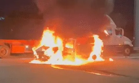 Ô tô tải van bốc cháy dữ dội ở TPHCM, trơ khung sau 10 phút