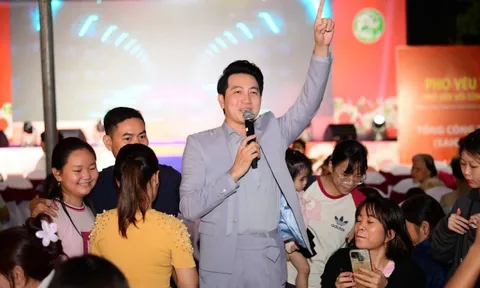 Người dân Bàu Bàng vừa ăn Phở yêu thương vừa nghe ca sĩ hát 'thật đã'