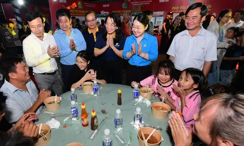 Hàng ngàn người dân Bàu Bàng đến với Phở yêu thương sau cơn mưa chiều