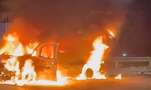 Ô tô bốc cháy ngùn ngụt ở TPHCM