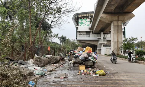 Nhếch nhác hàng quán, rác thải bủa vây dọc tuyến metro Cát Linh - Hà Đông