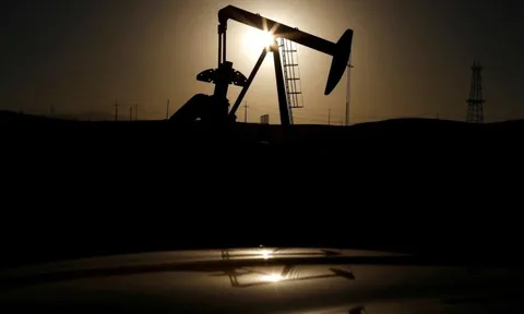 Bất chấp xả kho kỷ lục, giá dầu vẫn vọt lên gần 100 USD/thùng