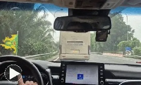 CSGT hú còi, gọi loa, xe khách cố tình không tránh đường cho đoàn xe ưu tiên