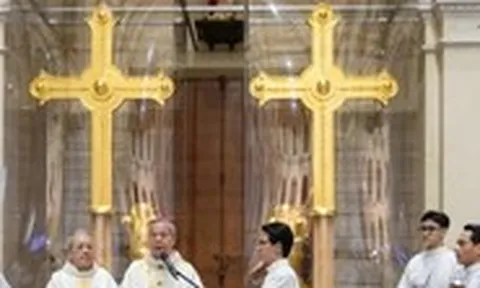 Đặt hai thánh giá mạ vàng lên đỉnh tháp kẽm nhà thờ Đức Bà