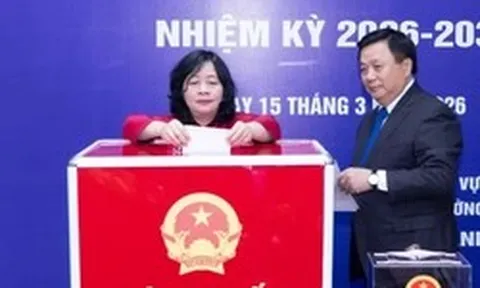 Chủ tịch Ủy ban Trung ương MTTQ Việt Nam Bùi Thị Minh Hoài bỏ phiếu bầu cử tại Hà Nội