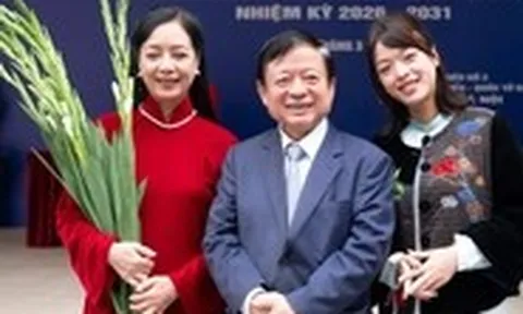 Kỷ niệm ngày cưới của Chiều Xuân đúng ngày bầu cử, cục trưởng Xuân Bắc dẫn vợ con đi bỏ phiếu