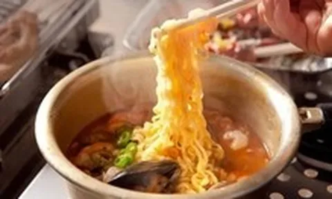 7 cách giúp tô mì ăn liền ngon hơn và cân bằng dinh dưỡng