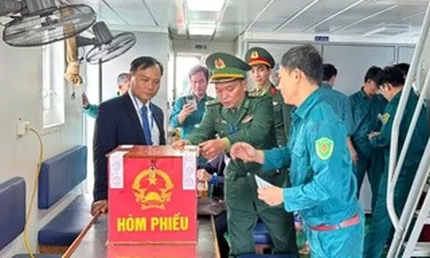 CLIP: Vượt sóng lớn, đưa hòm phiếu đến với cử tri vãng lai làm nhiệm vụ trên biển