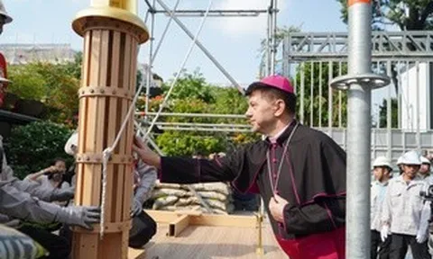 Khoảnh khắc đưa 2 Thánh giá mạ vàng lên tháp Nhà thờ Đức Bà Sài Gòn