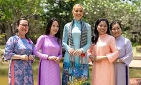 Đến Việt Nam, thấy áo dài khắp nơi