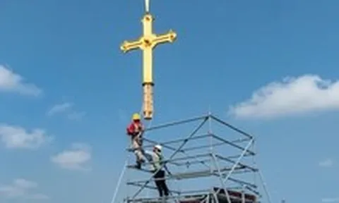 Khoảnh khắc hai thánh giá mạ vàng trở lại đỉnh nhà thờ Đức Bà Sài Gòn