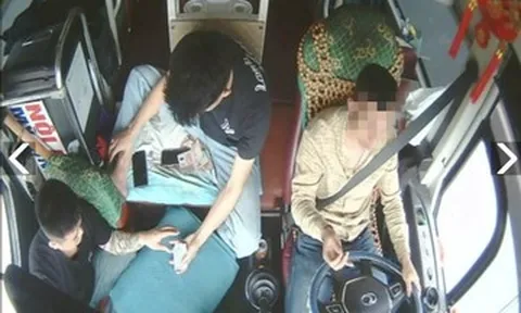 Tài xế, phụ xe đánh bạc trên ô tô khách đang chạy ở cao tốc Cầu Giẽ - Ninh Bình