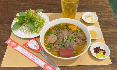 Quán bún bò ở TP.HCM nhận 'bão tim' vì bảng thông báo ấm lòng