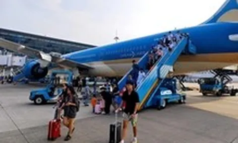 Hãng bay tính giảm tần suất vì chi phí leo thang