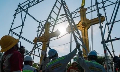 VIDEO: Cận cảnh thánh giá nặng 400kg trên đỉnh Nhà thờ Đức Bà