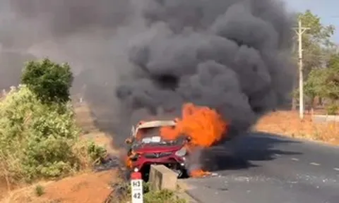 Ô tô cháy rụi trên cung đường du lịch Mũi Né – Bàu Trắng