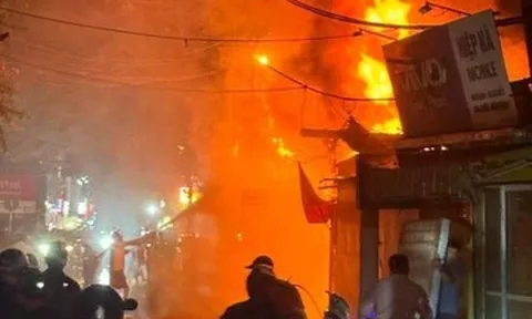 Cháy nhà trên phố Định Công Hạ, Hà Nội