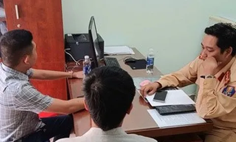 Vụ ngang nhiên ngồi thùng xe bán tải ăn uống: Xảy ra từ năm 2023