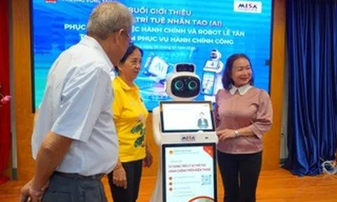 Phường Vũng Tàu đưa robot lễ tân vào phục vụ người dân
